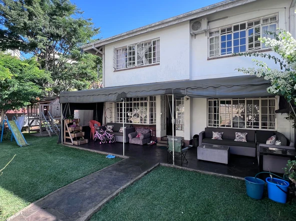 Spacious 4 Bed 3 bath Corner Unit, Upper Avenues! 