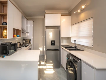 2 Bedroom Flat & Apartment