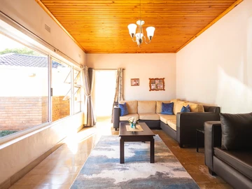 Fully Loaded Neat Home In Greendale