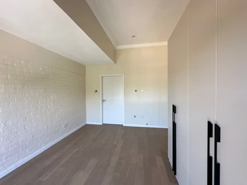 3 Bedroom Flat & Apartment