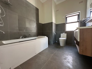 3 Bedroom Flat & Apartment