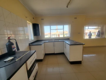 4 Bedroom Flat & Apartment