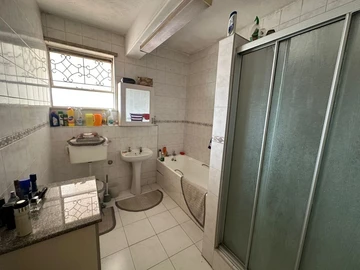 2 Bedroom Flat & Apartment