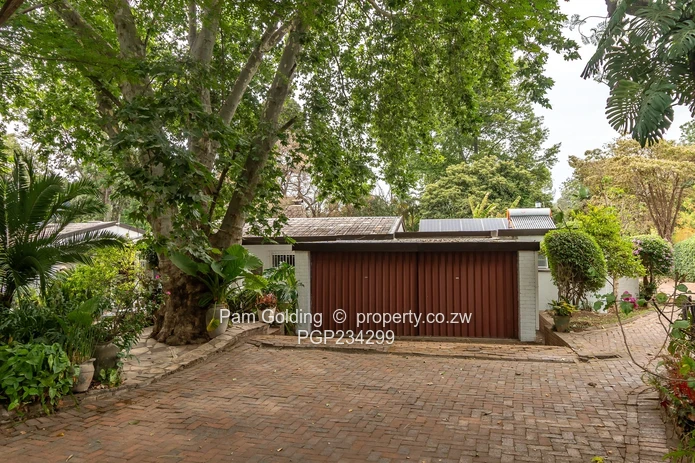 Spacious Family Home on Prime Rolf Valley Acreage (Sole Mandate)