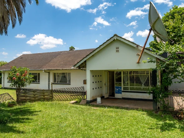 Family Home On 3134m2 With a Prolific Borehole