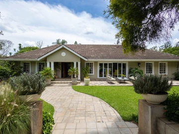 Boutique Charm, Prime Location