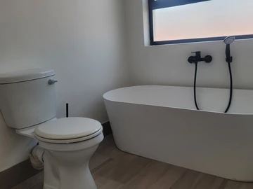 2 Bedroom Flat & Apartment