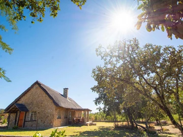 Charming Stone Under Thatch Holiday Home, Nyanga