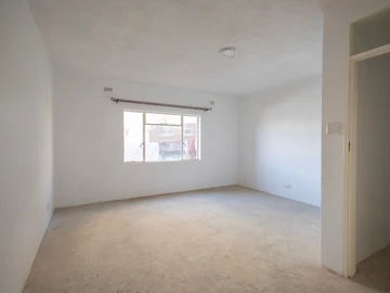 2 Bedroom Flat & Apartment