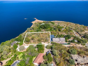 Spacious Lakefront Stands In Mica Point