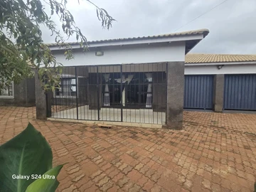 5-Bedroom House for Sale in Mahatshula North