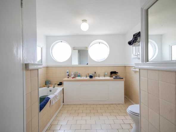 4 Bedroom Flat & Apartment