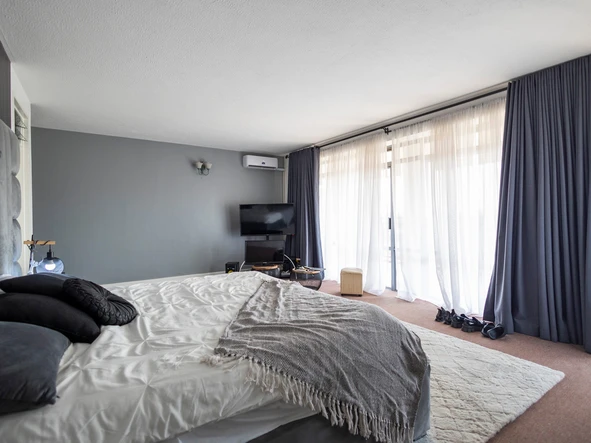 4 Bedroom Flat & Apartment