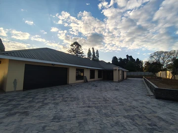 Specious 4 Bedroom House to Rent in Greendale