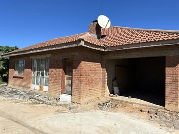 Spacious 4 Bedroom Home in Zimre = Great Potential, Good Location