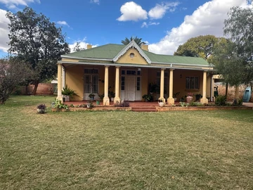 Classic Oldie Family Home