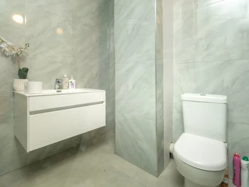 2 Bedroom Flat & Apartment