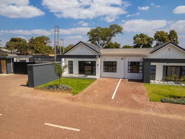 3 Bedroom Flat & Apartment