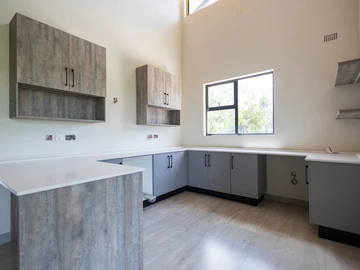 3 Bedroom Flat & Apartment