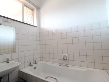 2 Bedroom Flat & Apartment