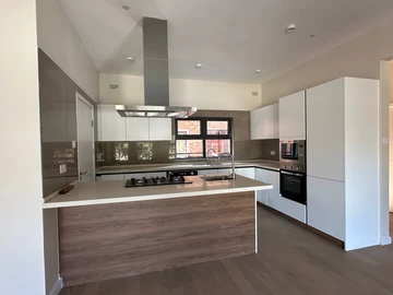 3 Bedroom Flat & Apartment