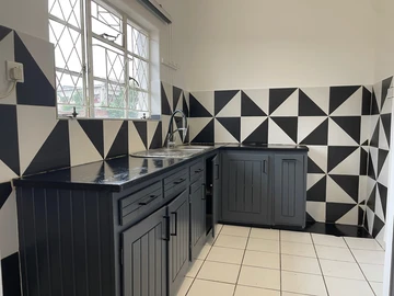 2 Bedroom Flat & Apartment